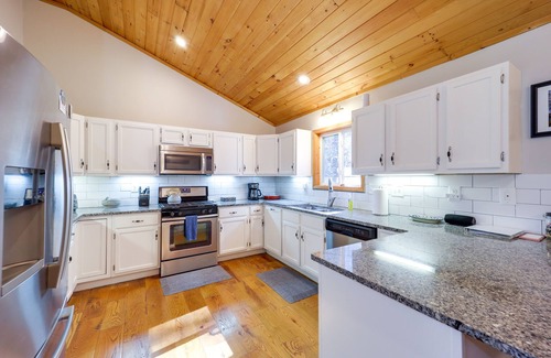 Spruce Pine Cabin | Pet-Friendly Cabin w/Fire Pit in Spruce Pine!