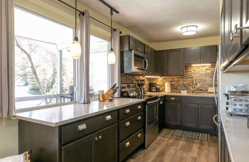 Kenilworth Ski Chalet | Pet-Friendly Chalet, Tucked in the Trees and only 3 Minutes to Downtown!