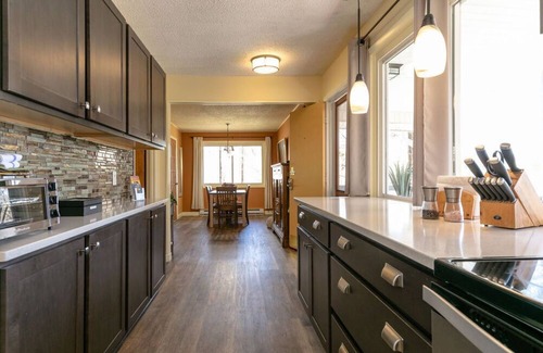 Kenilworth Ski Chalet | Pet-Friendly Chalet, Tucked in the Trees and only 3 Minutes to Downtown!