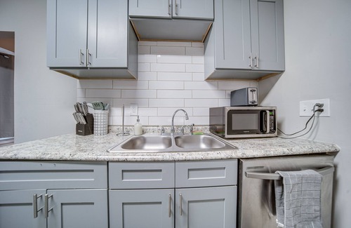 Cleveland Apartment | Pet-friendly Cleveland Townhome, 2 Mi to Downtown!