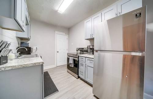 Cleveland Apartment | Pet-friendly Cleveland Townhome, 2 Mi to Downtown!