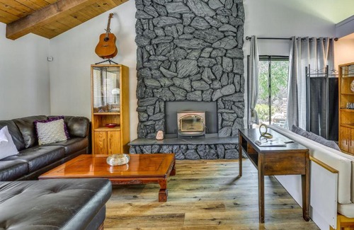 Yosemite Lakes House | Pet-Friendly Coarsegold Vacation Rental with Deck!