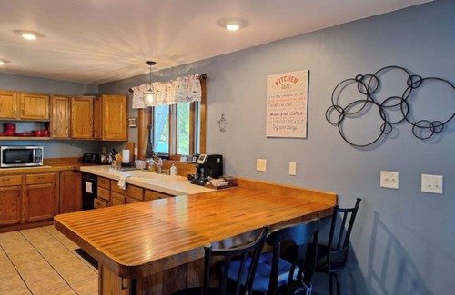 Dresbach House | Pet-friendly, Comfy 2-Story near Mississippi River