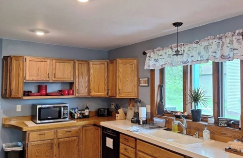 Dresbach House | Pet-friendly, Comfy 2-Story near Mississippi River