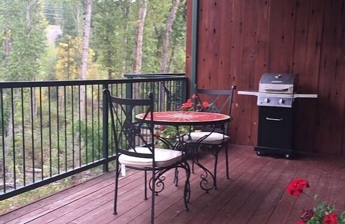 Bigfork Condo | Pet friendly condo on the banks of the Swan River Property in Downtown Bigfork - Bearister Den
