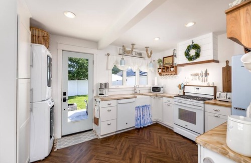 Villas House | Pet Friendly Cottage Near the Bay