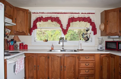 Eustis House | Pet friendly Country Bungalow under the Oaks
