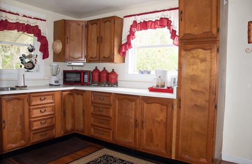 Eustis House | Pet friendly Country Bungalow under the Oaks