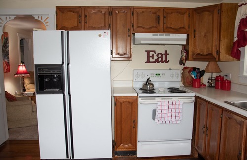 Eustis House | Pet friendly Country Bungalow under the Oaks
