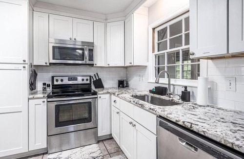 Durham House | Pet Friendly Cozy 3BRM fully Fenced yard