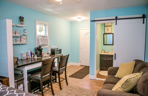 Charleston Cottage | Pet Friendly Cozy Cottage on James Island