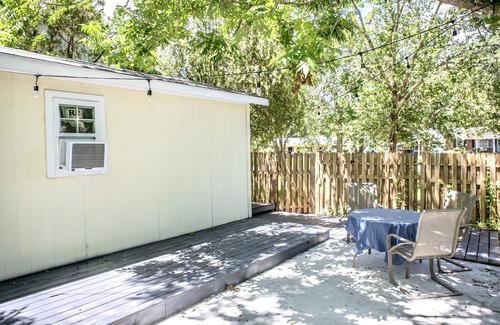 Charleston Cottage | Pet Friendly Cozy Cottage on James Island