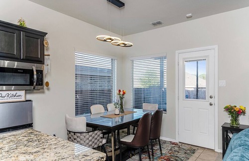 John T White House | Pet friendly Cozy Home w/Fenced Backyard-15 mins to AT&T -Fortworth Stockyards