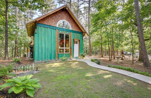Eureka Springs House | Pet-Friendly Eureka Springs Rental with Private Deck