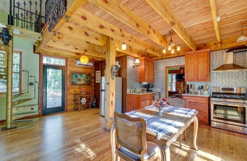 Eureka Springs House | Pet-Friendly Eureka Springs Rental with Private Deck