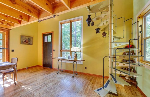 Eureka Springs House | Pet-Friendly Eureka Springs Rental with Private Deck