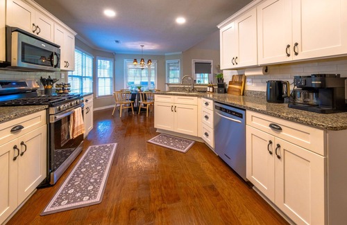 Inman House | Pet Friendly Extended Stay with Fire Pit and Patio