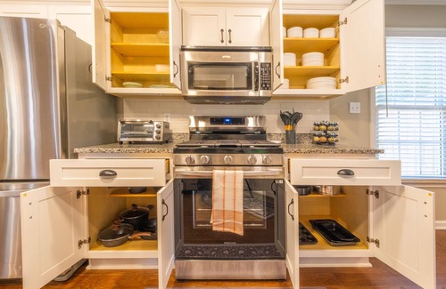 Inman House | Pet Friendly Extended Stay with Fire Pit and Patio
