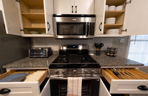 Inman House | Pet Friendly Extended Stay with Fire Pit and Patio