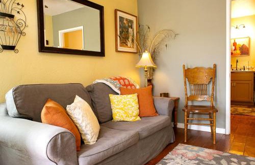Rainbow CDP House | Pet Friendly Fantastic Cottage with Hot-tub in Rainbow, California