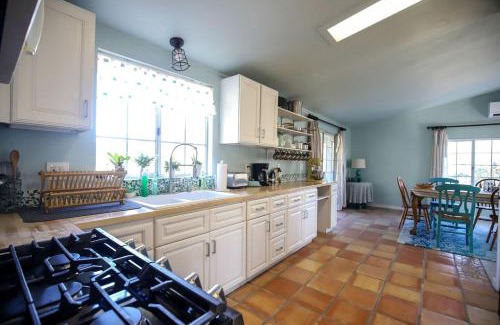 Rainbow CDP House | Pet Friendly Fantastic Secluded Cottage with Hot-tub in Rainbow, California