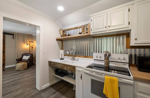 Hendersonville Other | Pet-Friendly Farmhouse w/Hot Tub, Fire Pit & Fishing Dock in Hendersonville