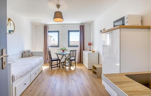 Le Chateau-d'Oleron Apartment | Pet Friendly Apartment