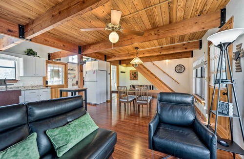 Fredericksburg House | Pet-Friendly Fredericksburg Cabin w/Hot Tub!