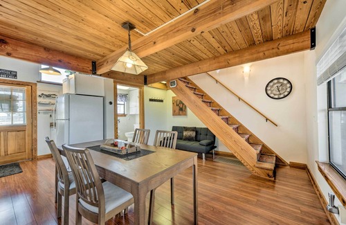 Fredericksburg House | Pet-Friendly Fredericksburg Cabin w/Hot Tub!
