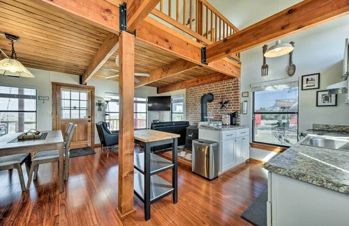 Fredericksburg House | Pet-Friendly Fredericksburg Cabin w/Hot Tub!