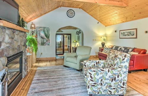 Friendship House | Pet-Friendly Friendship Lakehouse w/ Pedal Boat!