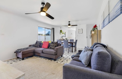 Birtinya House | Pet Friendly Fully Fenced Yard - 3 Bedroom House