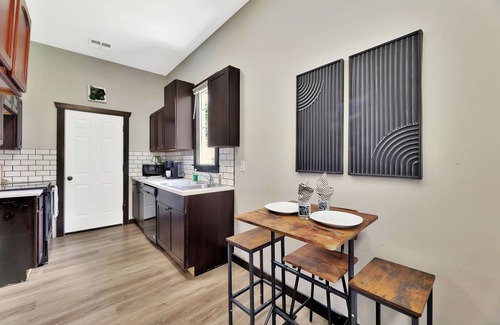 Wichita Cottage | Pet Friendly Funky Bunky Cottage