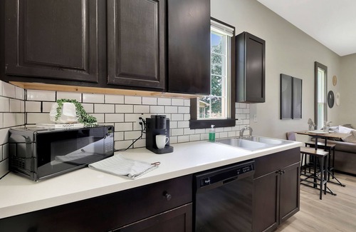 Wichita Cottage | Pet Friendly Funky Bunky Cottage