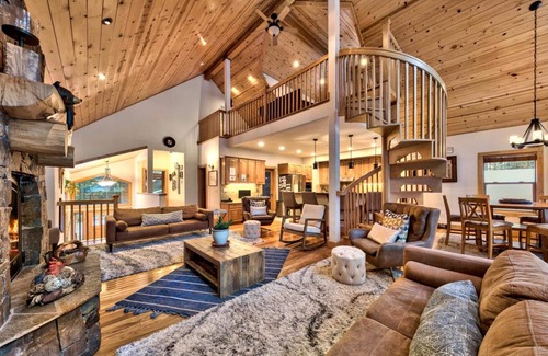 Pioneer Trail Cabin | Pet Friendly, Games, 3 Living Areas, Near Heavenly and Trails, 8 Guests+Kids 5 Yrs Old and Younger