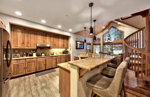 Pioneer Trail Cabin | Pet Friendly, Games, 3 Living Areas, Near Heavenly and Trails, 8 Guests+Kids 5 Yrs Old and Younger