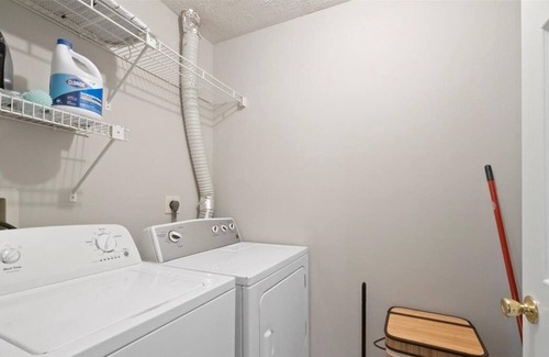 Frederick Condo | Pet Friendly Getaway w/Disney+ Mins To DT Sleeps 5