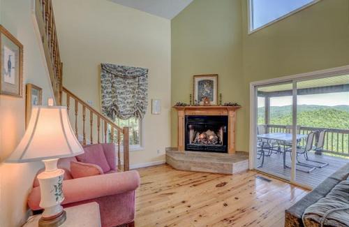 Saluda House | Pet-Friendly Getaway With Spectacular Mountain View