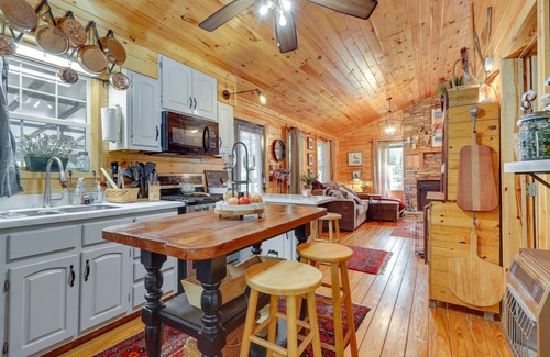 Haleyville Cabin | Pet-Friendly Haleyville Cabin Rental w/Kayaks!