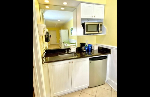 Atlantic Beach Hotel | Pet-friendly, Hidden Gem - 3 Blocks to Beach! Unit 106