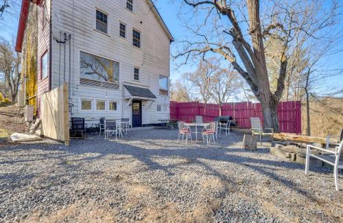 East Stroudsburg House | Pet Friendly Historic East Stroudsburg Manor