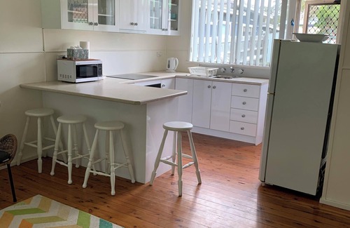 Culburra Beach Cottage | Pet friendly holiday cottage close to beach and river.