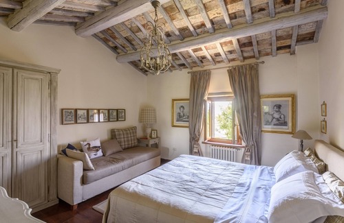 Montecchio House | Pet-Friendly Holiday Home Villa Francesca Tuscany with Pool, Garden & Wi-Fi