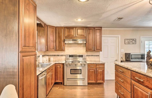 Meadowbrook House | Pet-Friendly Home ~ 6 Mi to Downtown Fort Worth!