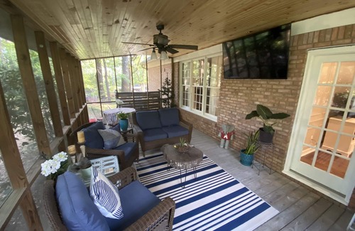 Tuscaloosa House | Pet Friendly Home Minutes from UA with Large Fenced Backyard and Movie Theatre