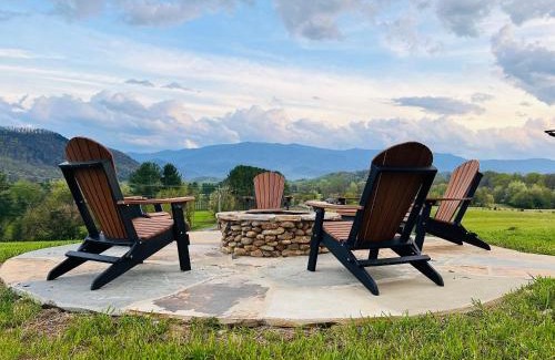 Cosby House | Pet Friendly+ Hot Tub + Fire Pit + Game Room