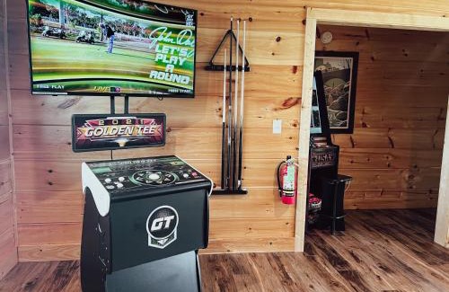 Cosby House | Pet Friendly+ Hot Tub + Fire Pit + Game Room