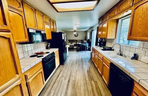 Yosemite Lakes House | Pet Friendly/Hot Tub/BBQ/Sleeps 11/The Lighthouse