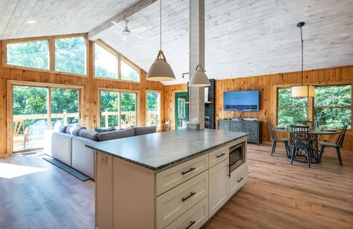 Gatlinburg - Pigeon Forge Apartment | Pet-friendly Hot Tub Soaker Tub Grill Full Kitchen