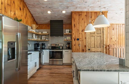 Gatlinburg - Pigeon Forge Apartment | Pet-friendly Hot Tub Soaker Tub Grill Full Kitchen